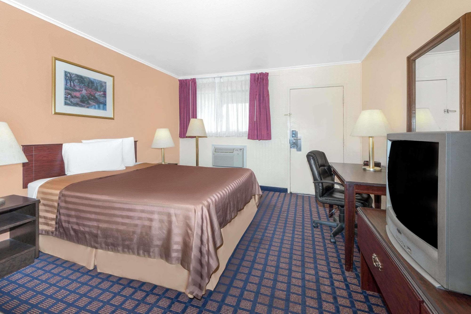 Travelodge By Wyndham Додж Сити Екстериор снимка